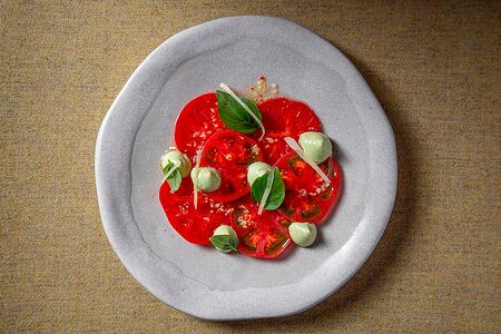 Карпаччо из сладких помидоров с соусом тофу-карри