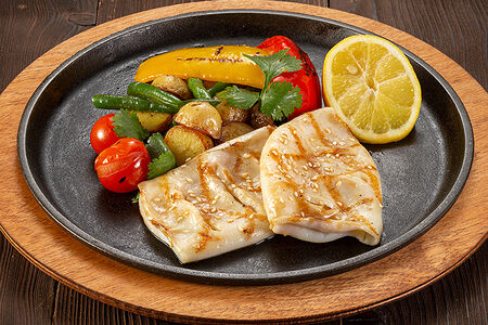 Кальмары с овощами