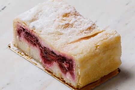 Штрудель вишневый с творогом