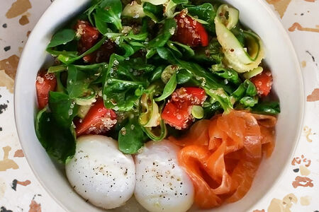 Завтрак с киноа и слабосоленым лососем