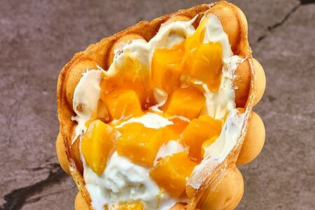 Баблс-вафля с манго и сливочным кремом