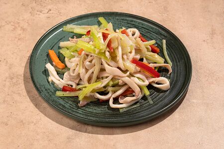 Салат с кальмарами