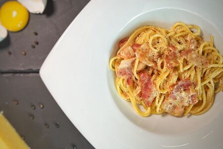 Спагетти Карбонара с копченой грудинкой