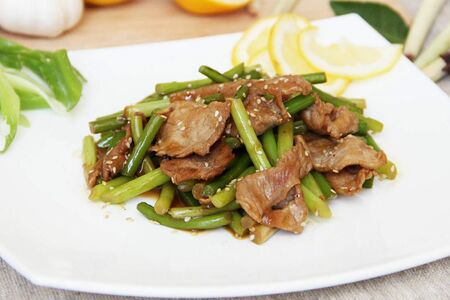 Стрелки чеснока со свининой