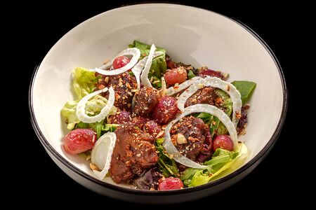 Салат с печенью цыпленка и печеным винoградом