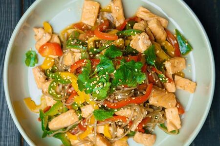 Удон-пшеничная лапша с лососем