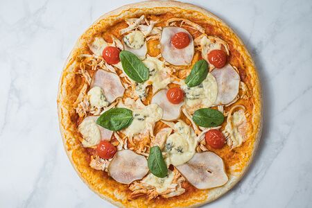 Пицца с грушей и горгонзолой