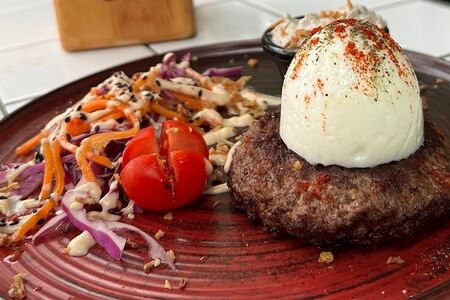 Бифштекс под грибным соусом с Коул слоу