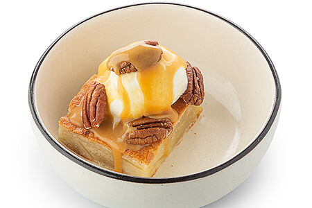 Яблочный пирог с мороженым и домашней карамелью