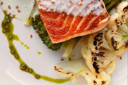 Стейк лосося с овощами