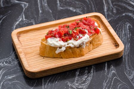 Со страчателлой и томатной сальсой