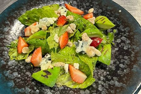 Салат со свежей клубникой и соусом песто