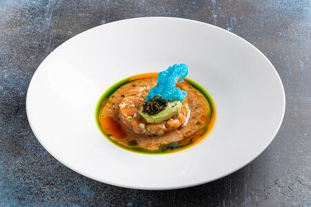 Тартар из лосося с сезонным фруктом