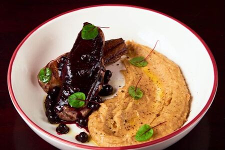 Утиная грудка с пюре из печёного картофеля и соусом из чёрной смородины