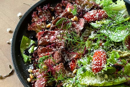 Салат с вырезкой бычьей и овощами