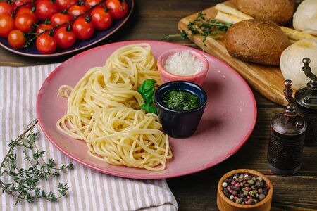 Спагетти с соусом песто и сыром пармезан