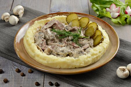 Бефстроганов с пюре