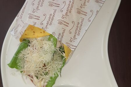 Фреш-ролл Цезарь в сырной тортилье