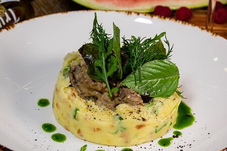 Бефстроганов из говяжьей вырезки с картофельным пюре