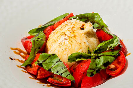 Капрезе с бурратой, базиликом и бальзамиком