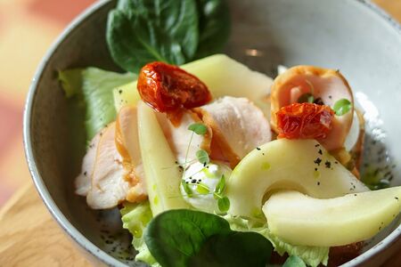 Бриошь с грушей и соусом рокфор