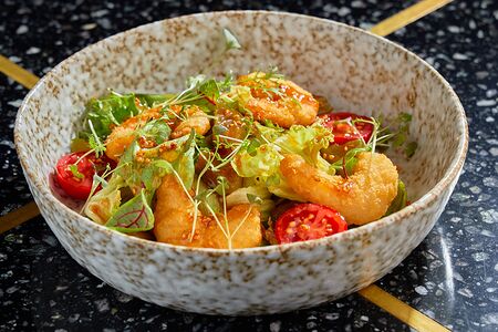 Салат с креветками панко