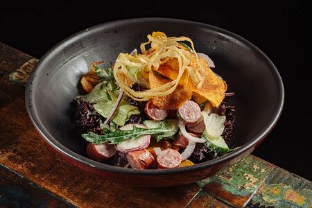 Салат с баварскими колбасками