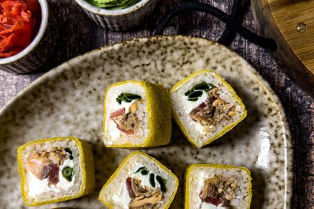 Харумаки с жареным лососем