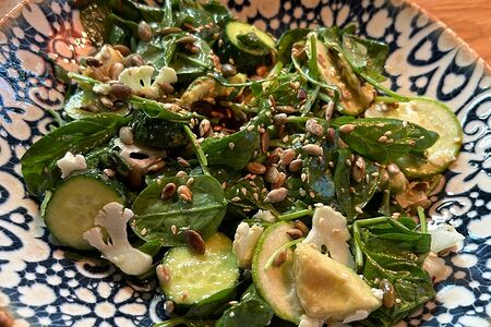 Зеленый салат с авокадо и юдзу