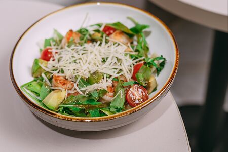 Салат с креветкой и соусом манго