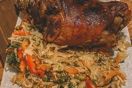 Запеченная рулька с гарниром