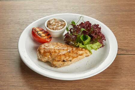 Куриное филе на гриле с перечным соусом