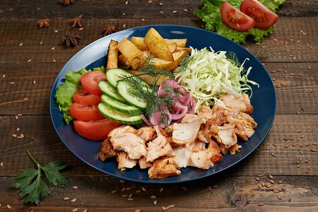 Донер на тарелке с курицей Халяль