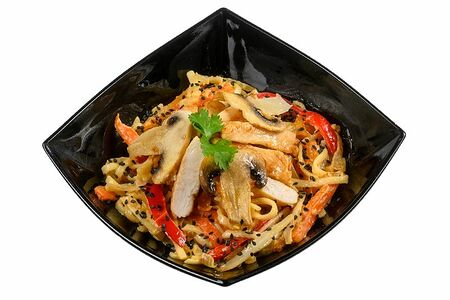 Wok с курицей и грибами в сливочном соусе