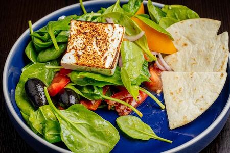 Салат с фермерскими томатами, брынзой гриль и питой