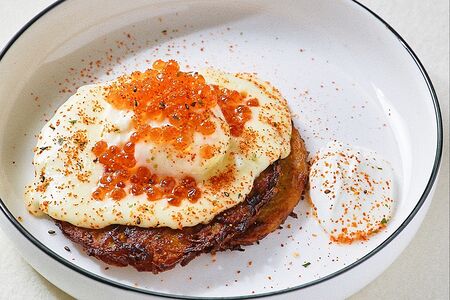 Драник с красной икрой и голландским соусом