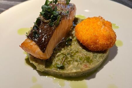 Лосось на гриле с гуакамоле и хрустящим желтком