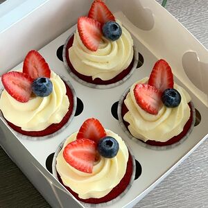 Пирожные капкейки с ягодами