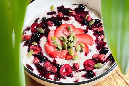 Каша овсяная с сезонными ягодами