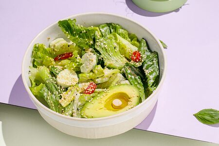 Салат с авокадо и ореховой заправкой