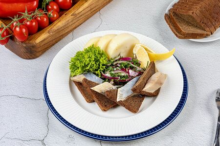 Сельдь с чёрным хлебом