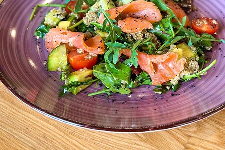 Салат с лососем и киноа