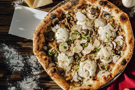 Пицца с белыми грибами