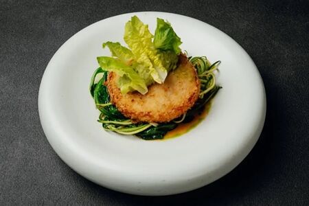 Котлета из камчатского краба с цукини и шпинатом