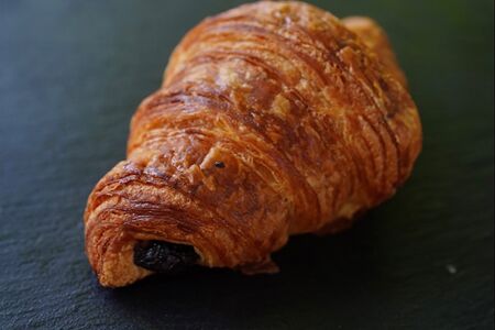 Круассан с шоколадной начинкой