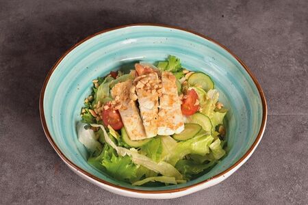 Салат с брынзой и арахисовой заправкой