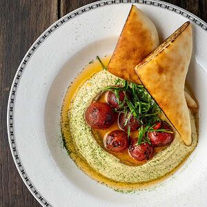 Хумус с обожженными томатами