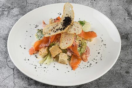 Салат Цезарь с семгой