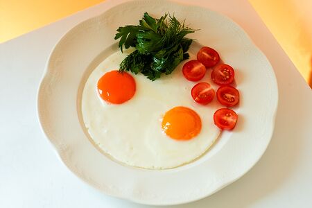 Глазунья из двух яиц с черри и зеленью