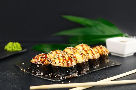 Ролл запеченный с лососем